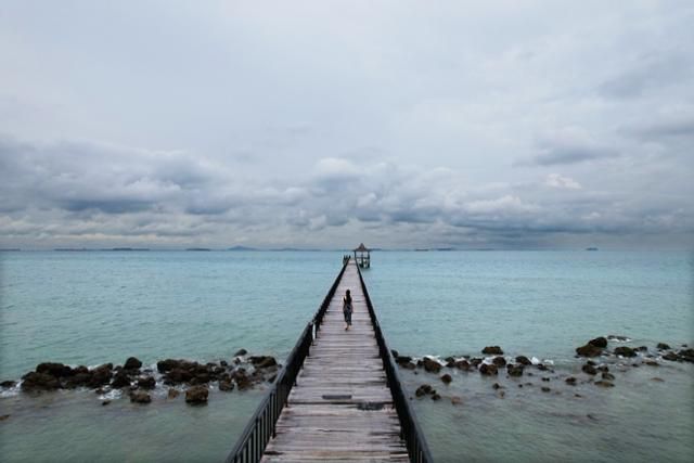 미니 발리로 불리는 바탐의 투리비치 리조트 앞바다로 길게 해상산책로가 놓여 있다. 수평선에 싱가포르와 말레이시아 땅이 아른거린다. 미니 발리로 불리는 바탐의 투리비치 리조트 앞바다로 길게 해상산책로가 놓여 있다. 수평선에 싱가포르와 말레이시아 땅이 아른거린다.