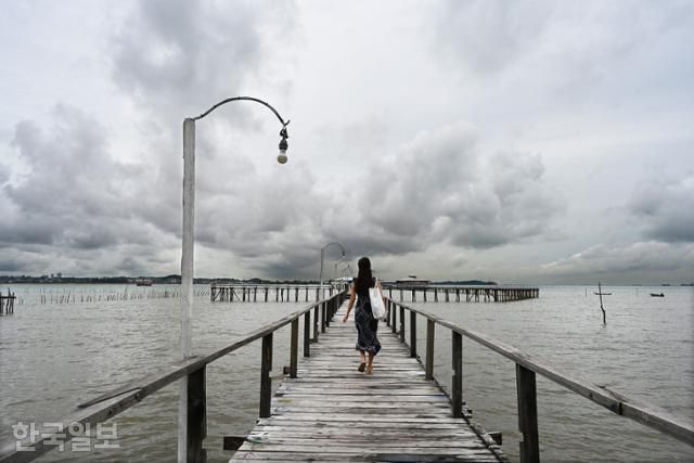 발레발레 원주민 마을의 해상 산책로. 우기라서 구름 낀 하늘과 바다가 오히려 묘한 분위기를 풍긴다.