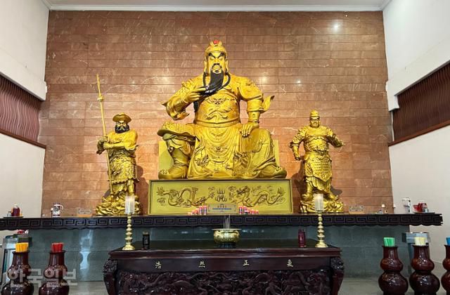 바탐 시내 중국식 불교사원. 3개 법당 중 하나는 관운장을 부처로 모시고 있다.