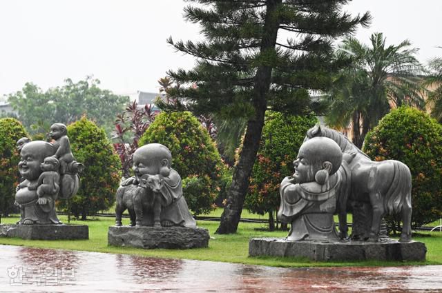 바탐 중국사원 마당에 12간지를 익살스럽게 표현해 놓았다.