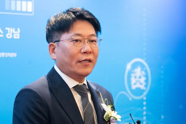 김동명 LG에너지솔루션 대표이사가 11월 1일 오후 서울 강남구 조선 팰리스 강남에서 열린 제4회 배터리 산업의 날 행사 참석에 앞서 취재진의 질문에 답하고 있다. 뉴스1