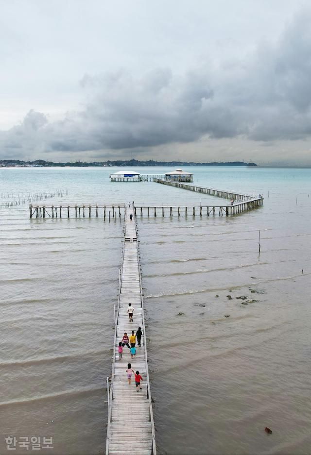 발레발레 원주민 마을 앞 해산물식당까지 연결한 덱에서 아이들이 천진하게 뛰어놀고 있다.