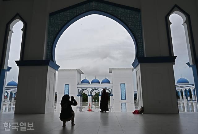 라자 하미다 대사원에서 현지 여성들이 기념사진을 찍고 있다.