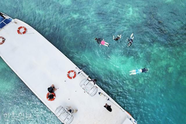 여행객이 라노아일랜드 바다에서 스노클링을 즐기고 있다.