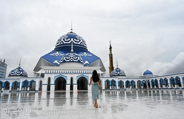 바탐의 랜드마크 라자 하미다 대사원. 2년여 보수공사 끝에 지난 9월 새로 문을 열었다.