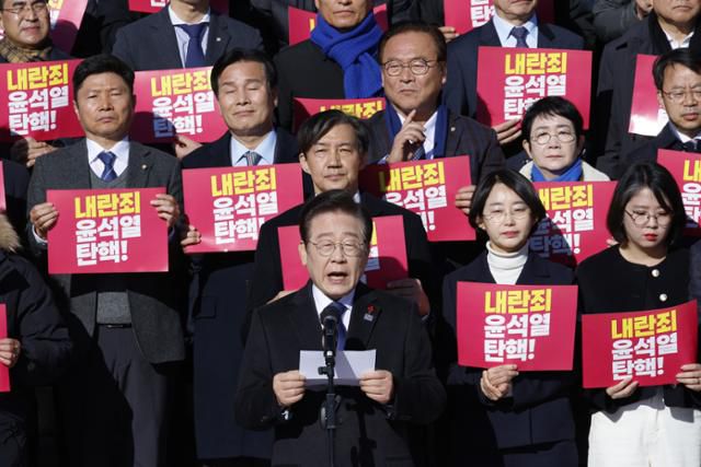 이재명(앞줄) 더불어민주당 대표가 6일 서울 여의도 국회 본청 계단에서 열린 내란 동조 국민의힘 규탄 및 탄핵소추안 가결 촉구 제 시민사회 및 야5당 공동기자회견에서 발언하고 있다. 뉴스1