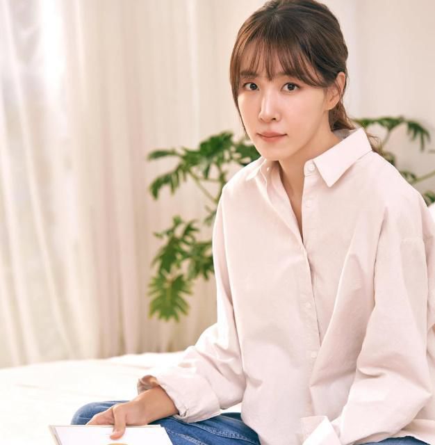 작사가 김이나가 극우 성향의 온라인 커뮤니티 '일베(일간베스트저장소)' 논란에 휩싸인 가운데, 해명을 내놨지만 좀처럼 논란은 진화되지 않는 모양새다. 김이나 SNS