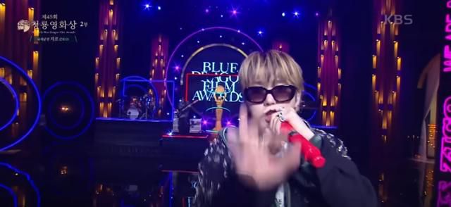 래퍼 지코가 지난달 서울 여의도 KBS홀에서 열린 제45회 청룡영화상에서 '아티스트'를 부르며 축하 공연을 하고 있다. KBS 영상 캡처