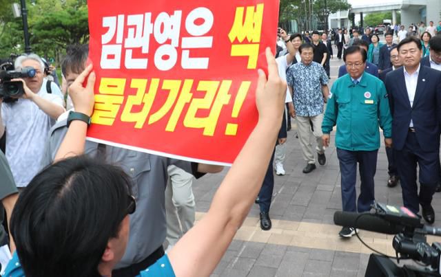 완주군과 전주시의 통합을 추진 중인 김관영(오른쪽) 전북지사가 지난 7월 26일 완주군민과의 대화를 위해 군청 회의장으로 이동하던 중 통합을 반대하는 주민들의 거센 항의를 받고 있다. 뉴스1