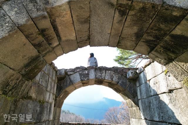 위봉산성 서문 터의 무지개 다리는 완주 인증사진 명소다.