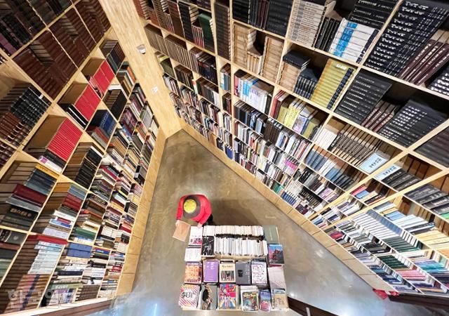 고서적이 2개 층에 가득 들어찬 삼례책마을.