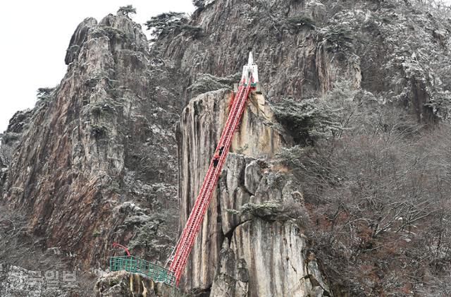 탐방객이 대둔산 삼선계단을 오르고 있다. 다리가 후들거려 고소공포증이 있으면 오르기 힘들다.