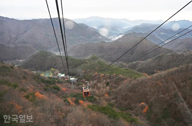 대둔산 케이블카에서 보는 주변 산세도 수려하다. 산 아래 이치고개에서 임진왜란 때 치열한 전투가 벌어졌다.