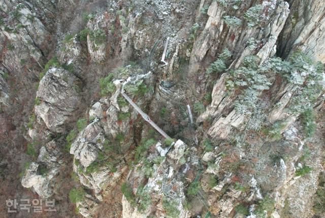 공주에서 본 대둔산 구름다리. 주변에 험한 바위 봉우리가 숲을 이루고 있다.