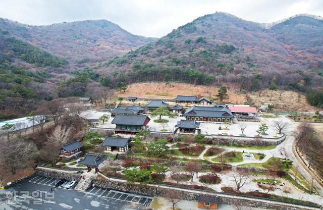 위봉산성 인근 위봉사. 층층으로 조성한 정원이 아름답다.