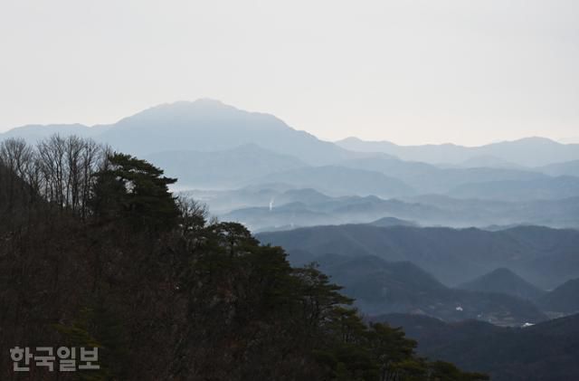 대둔산 탐방로에서 보는 주변 산자락 풍경. 날이 맑으면 덕유산 능선까지 선명하게 보인다.