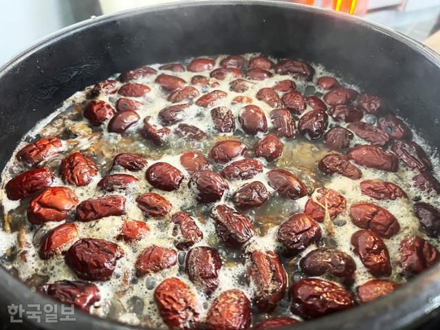 대둔산 케이블카 상부정류장 카페에서 쌍화차를 끓이고 있다. 대추를 비롯한 약재를 3일간 우린다고 한다.