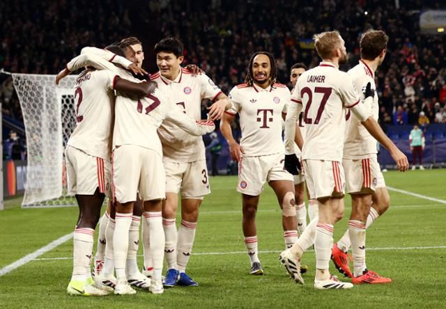 바이에른 뮌헨의 김민재가 샤흐타르전 팀의 세 번째 골 직후 동료들과 함께 기뻐하고 있다. 겔젠키르헨=로이터 연합뉴스