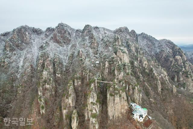 험한 바위 봉우리가 숲을 이루고 있는 대둔산. 케이블카와 구름다리, 삼선계단 등이 아니면 쉽게 접근하기 힘든 산이다.