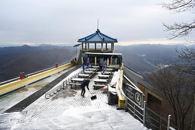 대둔산 케이블카 직원이 상부정류장 휴게소에 쌓인 눈을 치우고 있다.