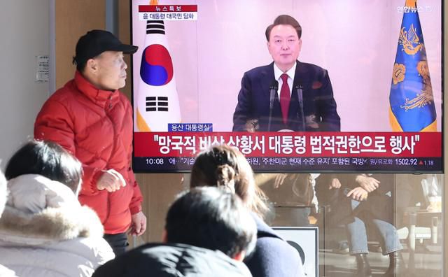 윤석열 대통령에 대한 국회의 탄핵소추안 발의일인 12일 서울 중구 서울역 대합실에서 시민들이 윤석열 대통령의 4번째 대국민담화를 시청하고 있다. 뉴스1