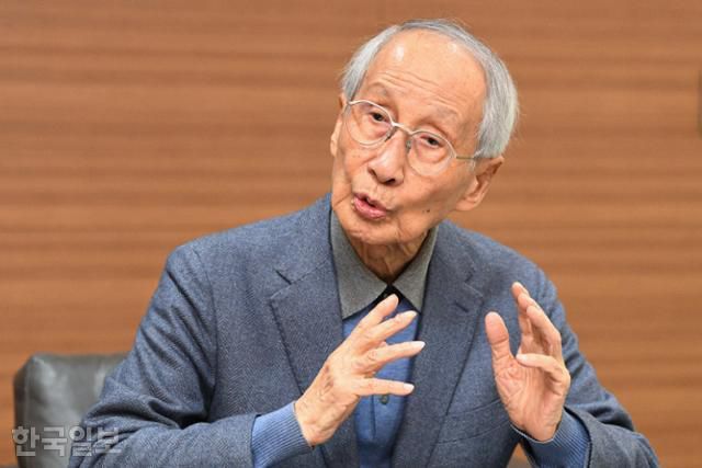 윤여준 전 환경부 장관이 지난달 18일 서울 중구 한국일보 사옥에서 본보와 인터뷰를 하고 있다. 류기찬 인턴기자