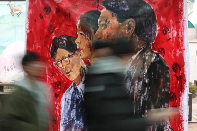 12·3 비상계엄 사태 발생 엿새째인 9일 오후 제주시청 앞 인도에 윤석열 대통령과 김건희 여사, 국민의힘 한동훈 대표 등을 풍자하는 도내 젊은 작가들의 그림이 내걸려 있다. 제주=연합뉴스