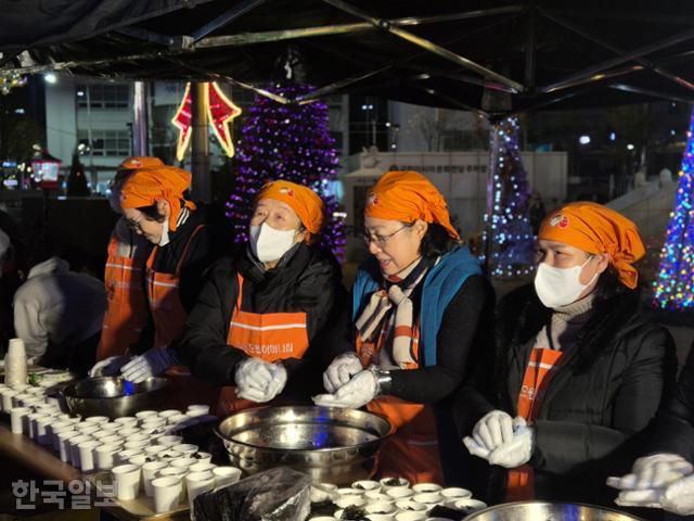 지난 5일 광주에서 열린 윤석열 대통령 탄핵 집회에서 오월어머니집 회원들이 주먹밥을 만들어 집회 참가자들에게 나눠주고 있다. 오월어머니집 제공