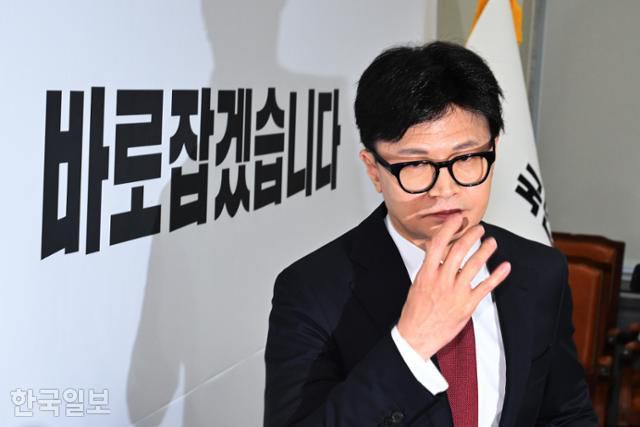 한동훈 국민의힘 대표가 12일 국회에서 윤석열 대통령에 대한 탄핵 찬성 입장을 밝힌 뒤 회의실을 나서고 있다. 고영권 기자