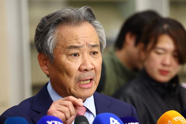 이기흥 대한체육회장이 지난달 13일 인천공항을 통해 귀국한 뒤 취재진과 만나 비위 혐의에 대해 해명하고 있다. 뉴시스