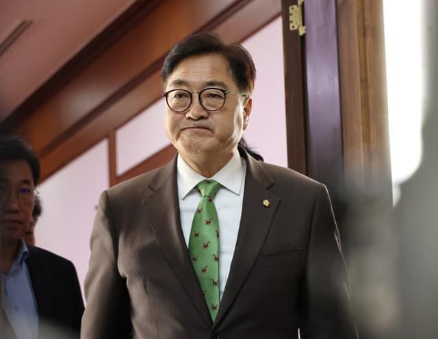 우원식 국회의장이 11일 오전 국회에서 윤석열 대통령의 비상계엄 선포와 관련해 국회 국정조사권 발동에 대한 기자회견을 위해 입장하고 있다. 연합뉴스