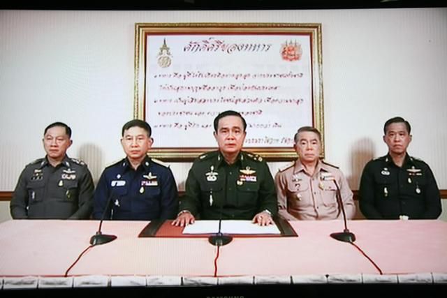태국 육군참모총장이던 쁘라윳 짠오차(가운데) 현 태국 총리가 2014년 5월 22일 군부 쿠데타의 당위성을 국민들에게 설명하고 있다. 방콕포스트 캡처