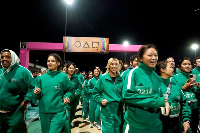 13일 미국 캘리포니아주 로스앤젤레스 시티칼리지에서 열린 넷플릭스 오징어 게임 2 공개 기념 대규모 팬이벤트에서 참가자들이 달리기를 하고 있다. 넷플릭스 제공