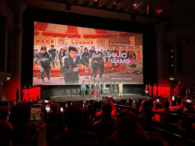 넷플릭스 '오징어 게임' 시리즈를 연출한 황동혁 감독과 이정재 등 오징어 게임 2 출연 배우들이 13일 미국 캘리포니아주 로스앤젤레스 이집션 극장에서 열린 오징어 게임 2 1화 시사회에서 참석자들에게 인사말을 하고 있다. 로스앤젤레스=이서희 특파원