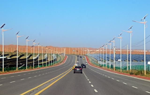 중웨이 시내에서 사파두 사막으로 가는 도로. ⓒ최종명