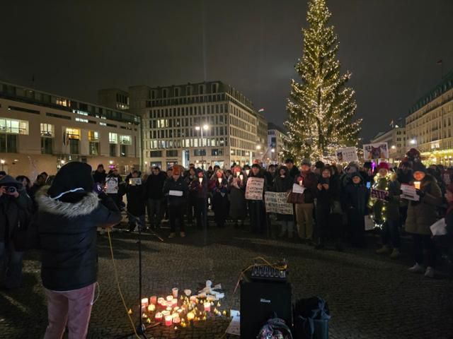 13일 독일 베를린 브란덴부르크문 앞에서 윤석열 대통령 탄핵 촉구 집회가 열리고 있다. 베를린=신은별 특파원