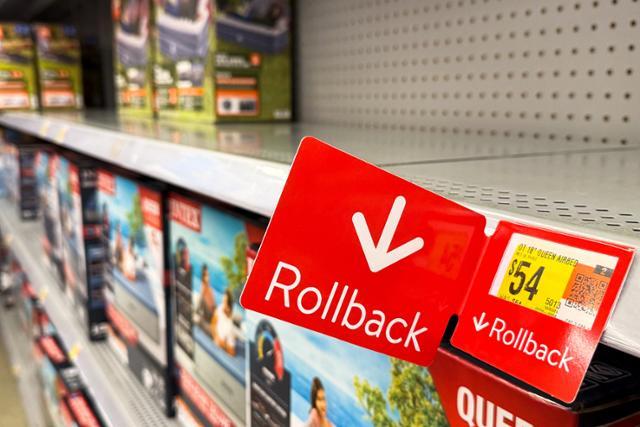 지난달 26일 미국 워싱턴에 있는 월마트 매장에서 물건들이 대부분 팔린 후 남은 제품들이 진열돼 있다. 워싱턴=EPA 연합뉴스