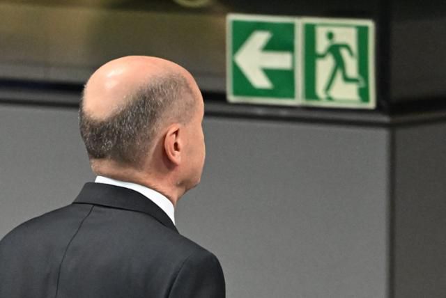 올라프 숄츠 독일 총리가 16일 자신에 대한 신임 투표가 진행 중인 독일 베를린 연방의회에서 출구를 향해 걸어가고 있다. 베를린=AFP 연합뉴스