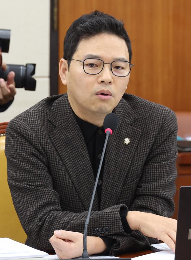 박정훈 국민의힘 의원이 지난달 20일 국회 과학기술정보방송통신위원회에서 열린 박장범 한국방송공사 사장 후보자 인사청문회에서 질의를 듣고 있다. 뉴시스