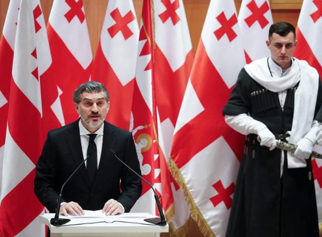 조지아주 트빌리시의 의회에서 29일 친러시아 성향의 미하일 카벨라슈빌리 신임 조지아 대통령이 취임 선서를 하고 있다. 1990년대 조지아 축구 국가대표로 잉글랜드 프리미어리그(EPL) 맨체스터 시티에서도 활약했던 프로축구 선수 출신인 카벨라슈빌리는 친러시아 · 극우 성향으로 2016년 '조지아의 꿈' 소속으로 국회의원에 당선돼 정치에 입문했다. 트빌리시=AFP 연합뉴스