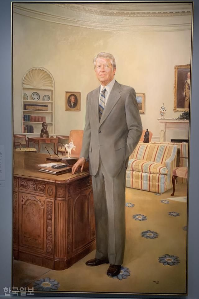 미국 워싱턴의 스미스소니언 초상화 미술관에 걸린 지미 카터 전 미 대통령 초상화. 1980년 로버트 템플턴이 그렸고 배경은 백악관 오벌 오피스(대통령 집무실)다. 워싱턴=권경성 특파원