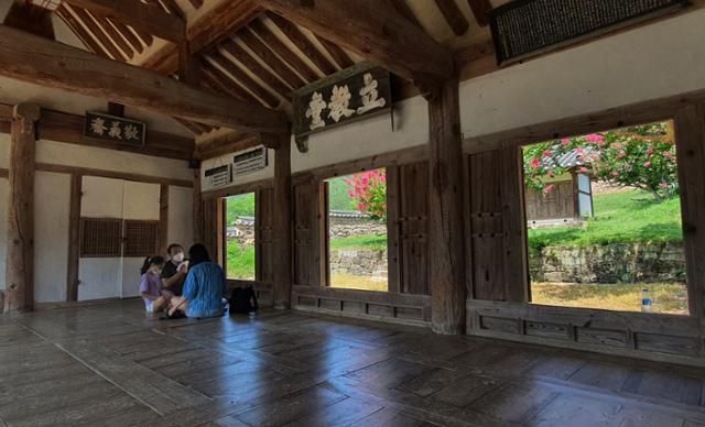 병산서원 입교당 대청마루에서 한 가족이 무더위 속에 잠깐 휴식을 취하고 있다. 왕태석 선임기자