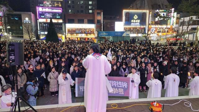 천주교 대전교구가 지난달 9일 대전 중구 대흥동성당에서 '12·3 비상계엄 사태' 이후 천주교 첫 시국미사를 연 평화 대행진을 하며 거리로 나섰다. 이날 대전교구 사제 100여 명과 신자 등 1천여 명이 모인 가운데, 김용태 마태오 신부가 미사를 집전했다. 천주교 대전교구 제공