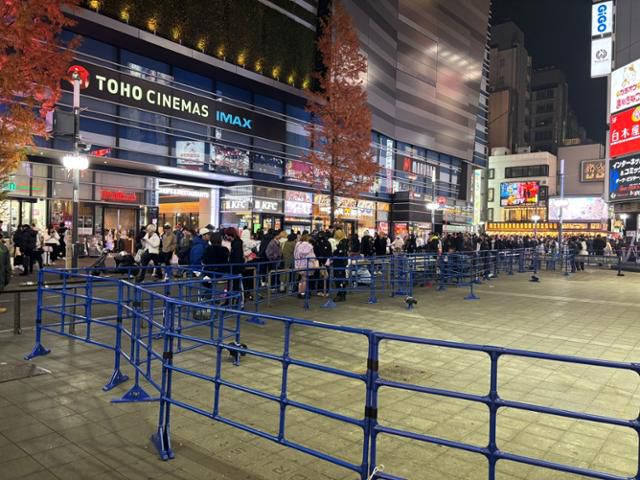 지난달 28일 일본 도쿄 최대 유흥가인 신주쿠 가부키초의 영화관 건물 앞에 차단봉이 설치돼 있다. 젊은 층이 많이 몰리는 이곳에서는 최근 들어 다친보 여성(성매매 여성)의 활동도 늘어나는 것으로 알려졌다. 도쿄=류호 특파원