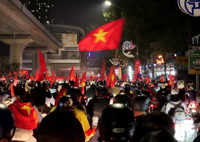 베트남 축구 국가대표팀이 '동남아시아 월드컵'으로 불리는 미쓰비시일렉트릭컵에서 우승을 확정한 5일 밤 베트남 하노이의 거리가 금성홍기를 들고 나온 시민과 오토바이 행렬로 가득하다. 하노이=허경주 특파원