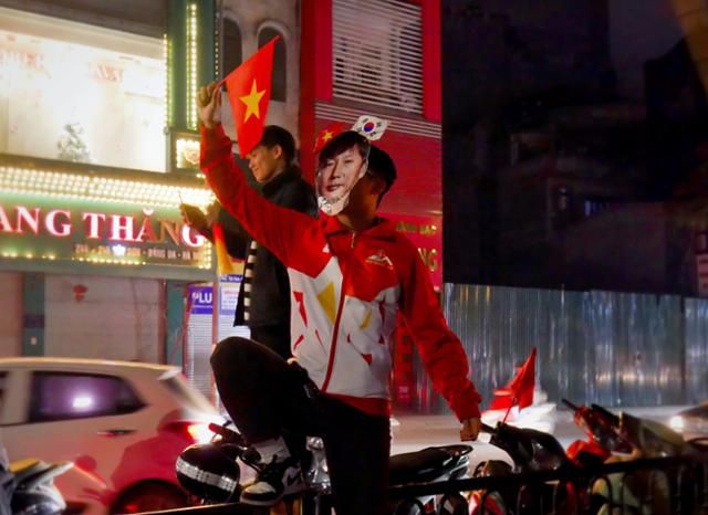 베트남 축구 국가대표팀이 '동남아시아 월드컵'으로 불리는 미쓰비시일렉트릭컵에서 우승을 확정한 5일 밤 베트남 하노이에서 한 시민이 한국인 김상식 감독의 가면을 쓰고 열광하고 있다. 하노이=허경주 특파원