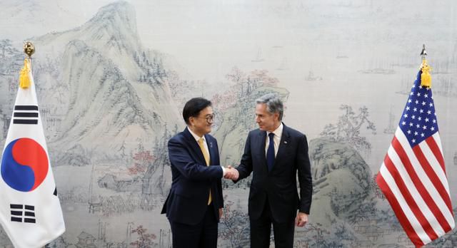 우원식 국회의장과 토니 블링컨 미국 국무장관이 6일 오후 서울 국회 의장 접견실에서 만나 악수하고 있다 고영권 기자