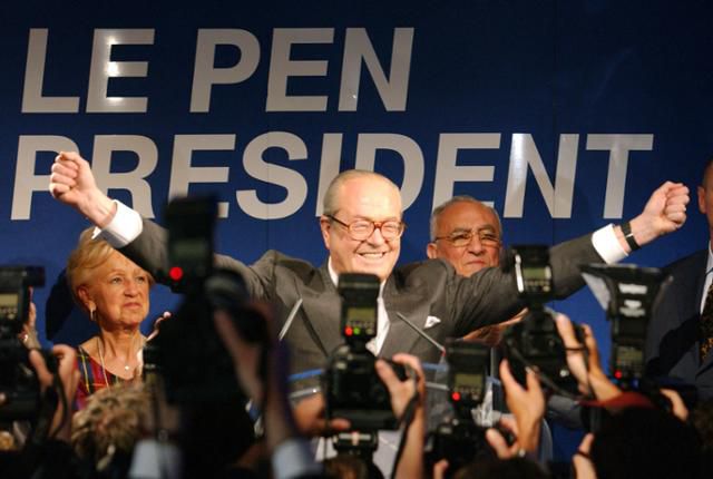 2002년 프랑스 대통령 선거에 출마한 프랑스 극우정당 국민전선(FN) 대표 장마리 르펜이 선거 결과 2차 투표 진출이 확정되자 환호하고 있다. AFP 연합뉴스