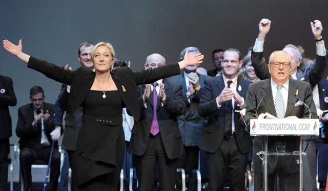 2011년 1월 당시 새롭게 프랑스 극우정당 국민전선(FN)의 당대표로 선출된 마린 르펜(왼쪽)과 그의 아버지이자 전 FN 대표 장마리 르펜이 지지자들에게 인사하고 있다. AFP 연합뉴스