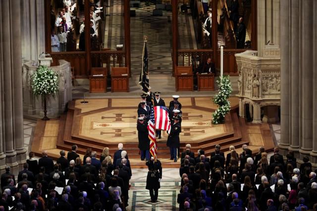 9일 미국 워싱턴 국립대성당에서 엄수된 지미 카터 전 미 대통령의 국가장례식이 끝난 뒤 군인들이 고인의 관을 운구하고 있다. 워싱턴=로이터 연합뉴스